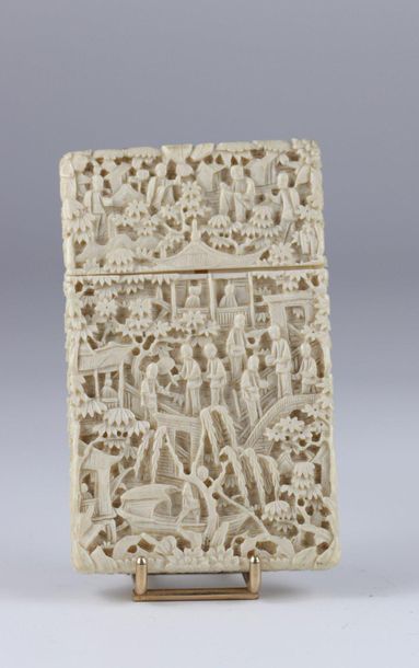 Canton ivory box, late 19th century character...