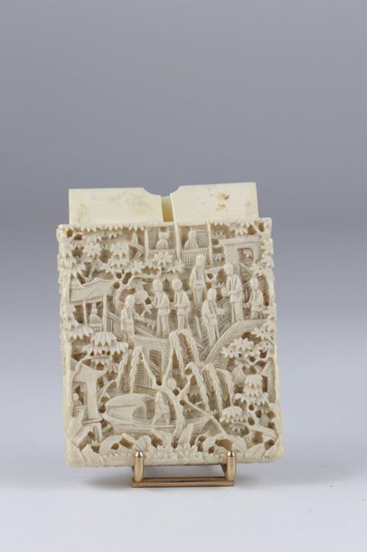Canton ivory box, late 19th century character...