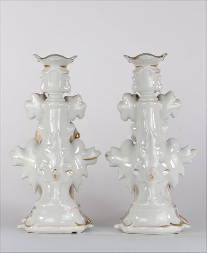 Paire de bougeoirs en porcelaine de Paris...