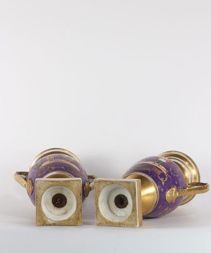 Paire de vases Empire en porcelaine de Paris
Région:...