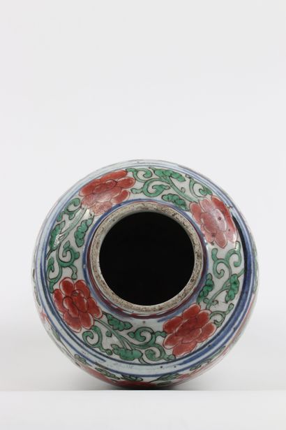 Chine, XVIIe, potiche en porcelaine à décor...