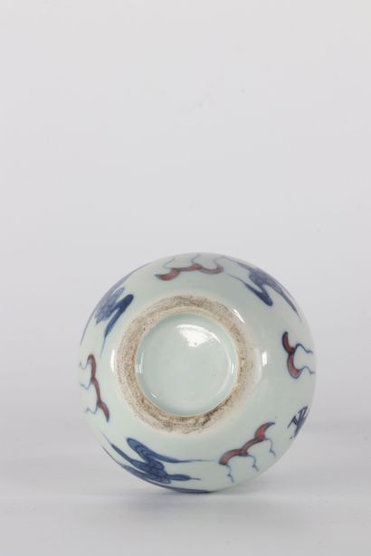 Vase piriforme à décor de dragon bleu et...