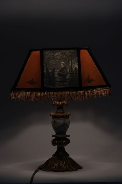 Lampe lithophanie pied en porcelaine et bronze...