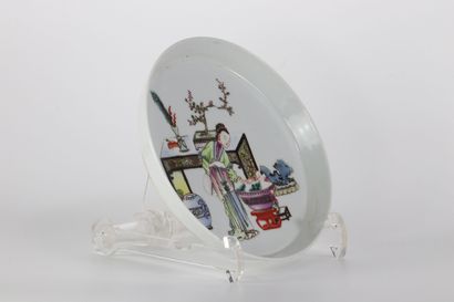 Assiette à décor de personnages dans un intérieur...