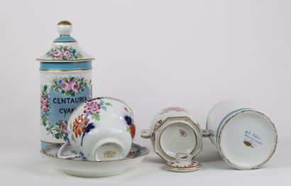 Lot de porcelaines paire de pots à pharmacie...