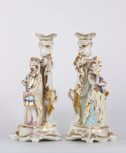 Paire de bougeoirs en porcelaine de Paris...