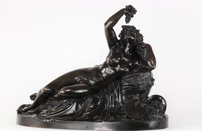 Imposant bronze, Bacchante allongée mangeant...