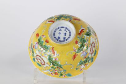 Bol en porcelaine de chine sur fond jaune...