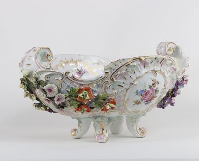 Corbeille en porcelaine , ajourée à décors...