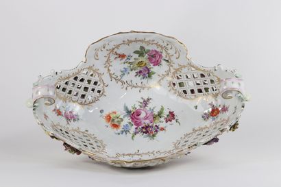 Corbeille en porcelaine , ajourée à décors...