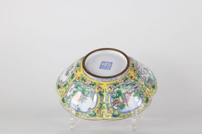 Bol en émail cloisonné à décor de médaillons...