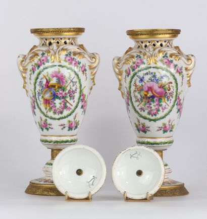 Paire de vases pots-pourris en porcelaine...