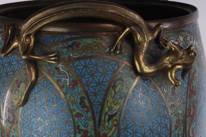 Chine Imposant vase couvert en bronze cloisonné...