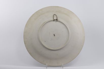 Grand plat en émaux décoré d'une scène en...