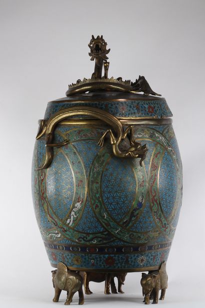 Chine Imposant vase couvert en bronze cloisonné...