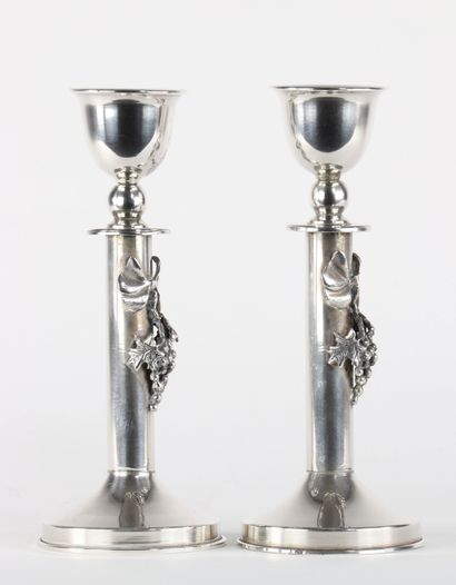 Paire de bougeoirs en argent décoré de grappes...