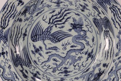 Grand plat blanc bleu à décor de dragons...