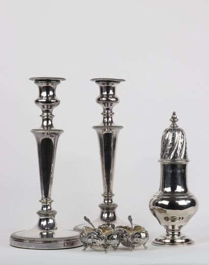Lot d'argenteries Anglaises paire de bougeoirs...