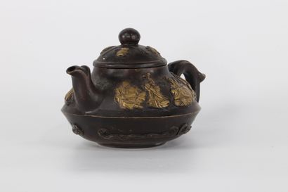 Théière en métal chine 19ème à décor de personnages
Région:...
