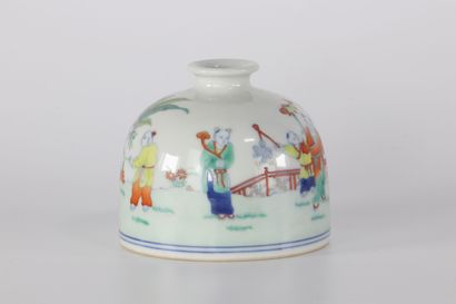 Vase Doucai à décor de jeux d'enfants marque...