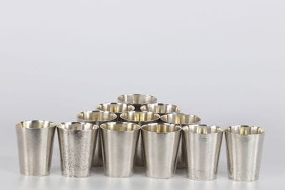CHINE, Lot de 12 timbales/gobelets et cuillères...