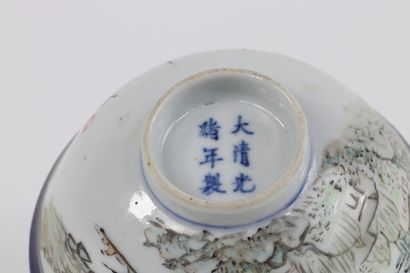 Petit bol porcelaine de chine époque république
Région:...