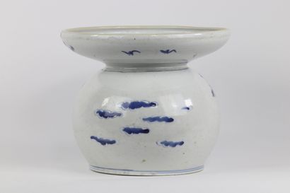 Chine, XVIIIe, crachoir en porcelaine de...