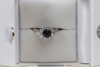 Bague en or blanc (18k) saphir et 8 diamants
Dimensions:...
