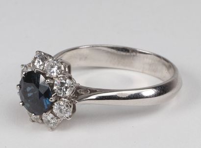 Bague en or blanc (18k) saphir et 8 diamants
Dimensions:...