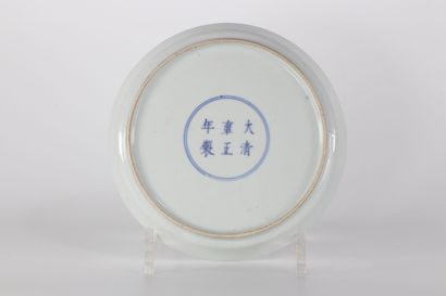 Assiette à décor de personnages dans un intérieur...