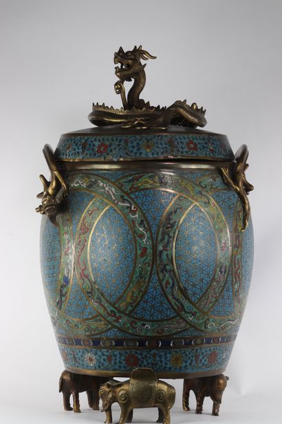 Chine Imposant vase couvert en bronze cloisonné...