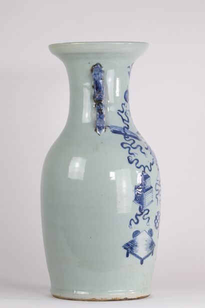 Chine vase céladon a décor en semi relief...