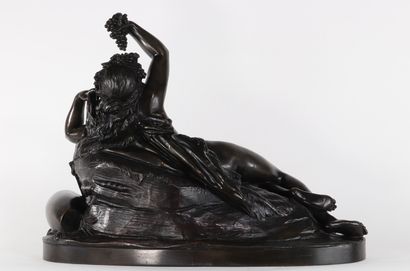 Imposant bronze, Bacchante allongée mangeant...