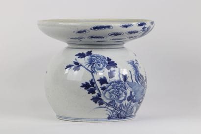 Chine, XVIIIe, crachoir en porcelaine de...