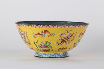 Bol en émail cloisonné sur fond jaune à décor...