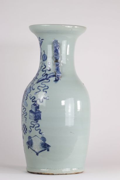 Chine vase céladon a décor en semi relief...