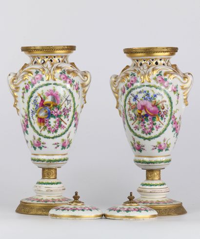 Paire de vases pots-pourris en porcelaine...