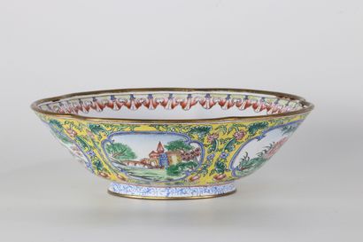 Bol en émail cloisonné à décor de médaillons...