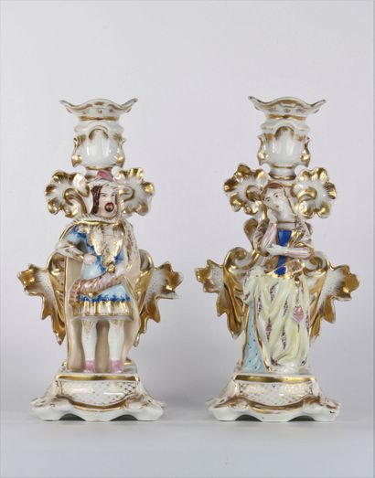 Paire de bougeoirs en porcelaine de Paris...