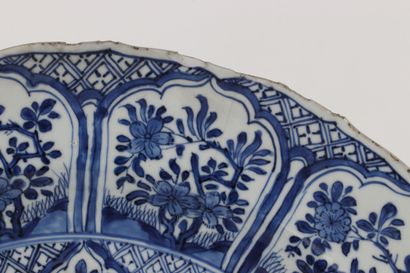 Grand plat chine époque Kangxi blanc bleu...