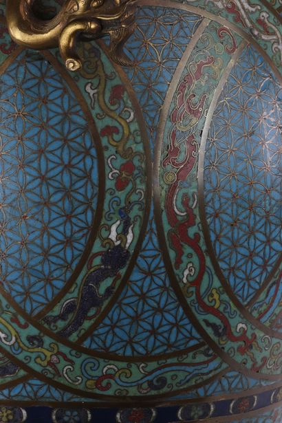 Chine Imposant vase couvert en bronze cloisonné...