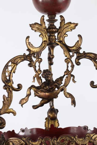 Imposant milieu de table en bronze surmonté...