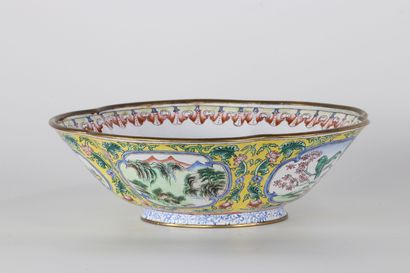Bol en émail cloisonné à décor de médaillons...