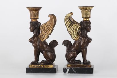 Paire de bougeoirs empire aux sphinx en bronze...