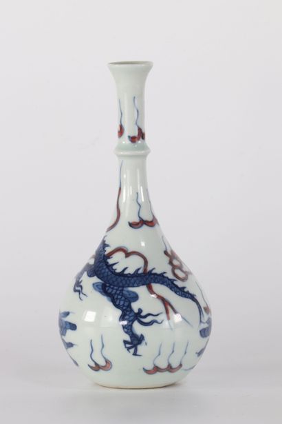 Vase piriforme à décor de dragon bleu et...
