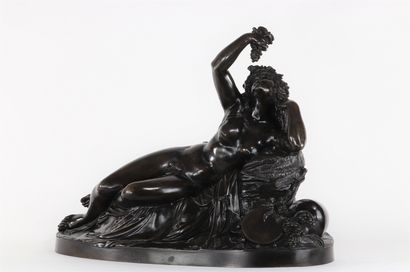 Imposant bronze, Bacchante allongée mangeant...
