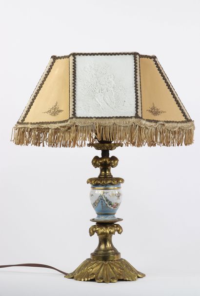 Lampe lithophanie pied en porcelaine et bronze...
