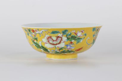 Bol en porcelaine de chine sur fond jaune...