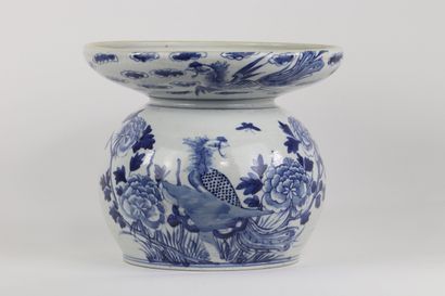 Chine, XVIIIe, crachoir en porcelaine de...