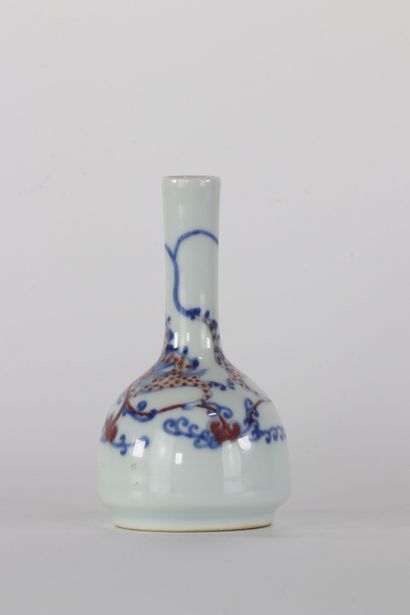 Vase porcelaine de chine décor de dragon...